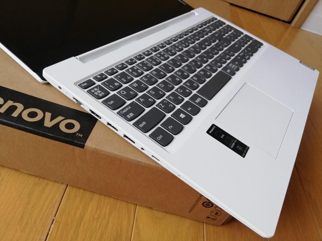 Lenovoスリムなノートパソコン