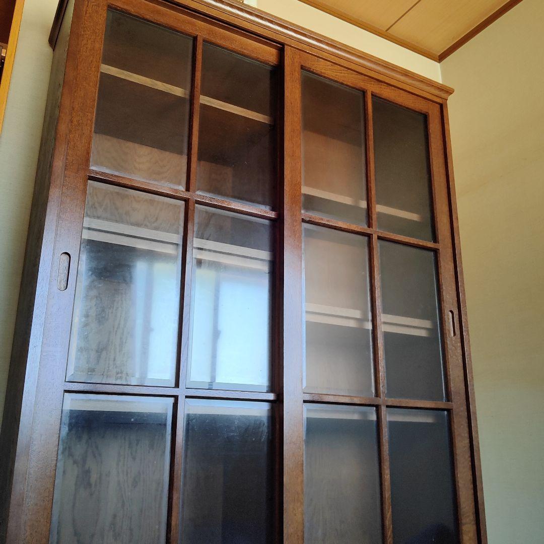 木製ブラウン良品本棚 ガラス扉、引き出し3つ付き中古