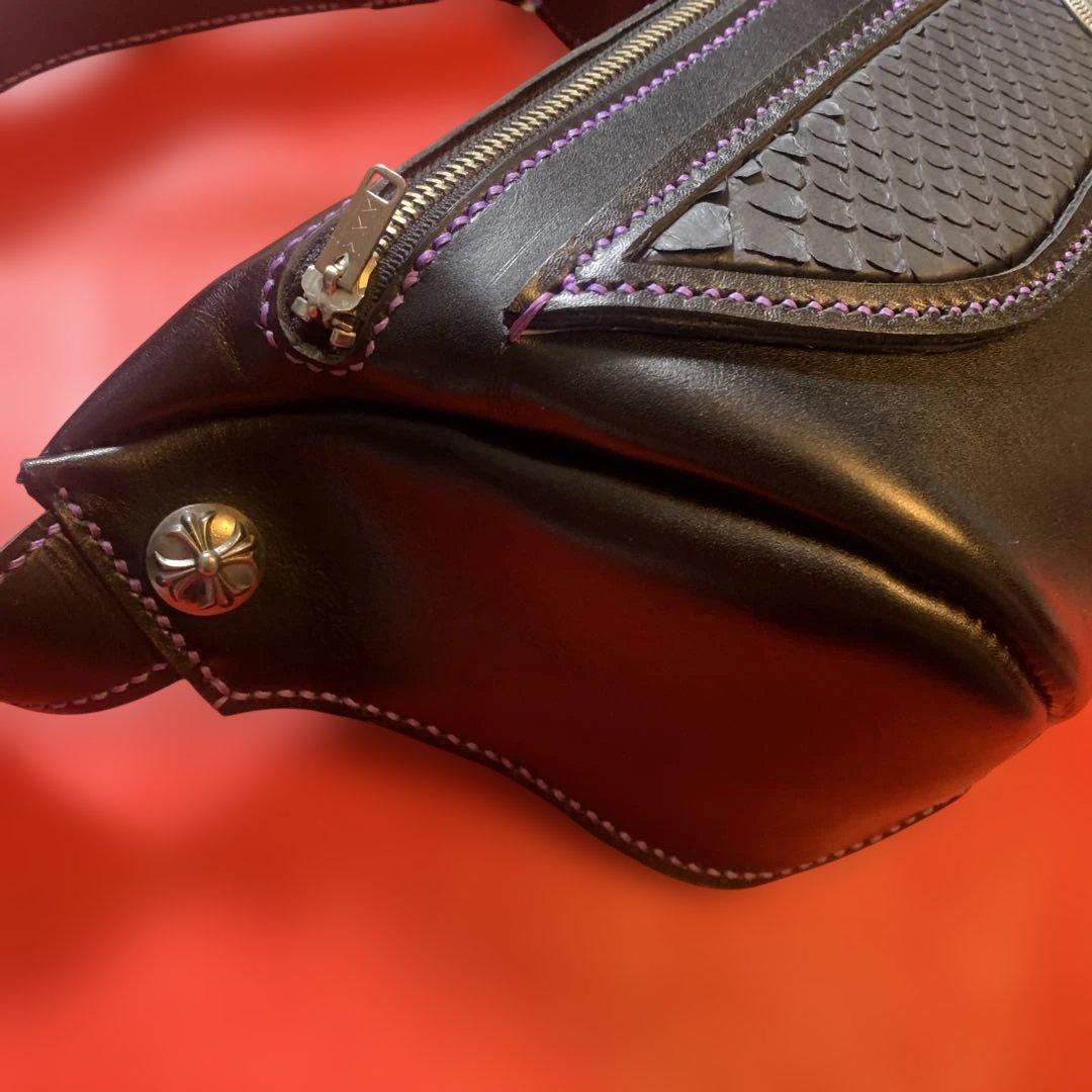 ハンドメイドレザークラフト牛革黒色✖️ブラックパイソンボディ肩掛けバッグコンチョ付