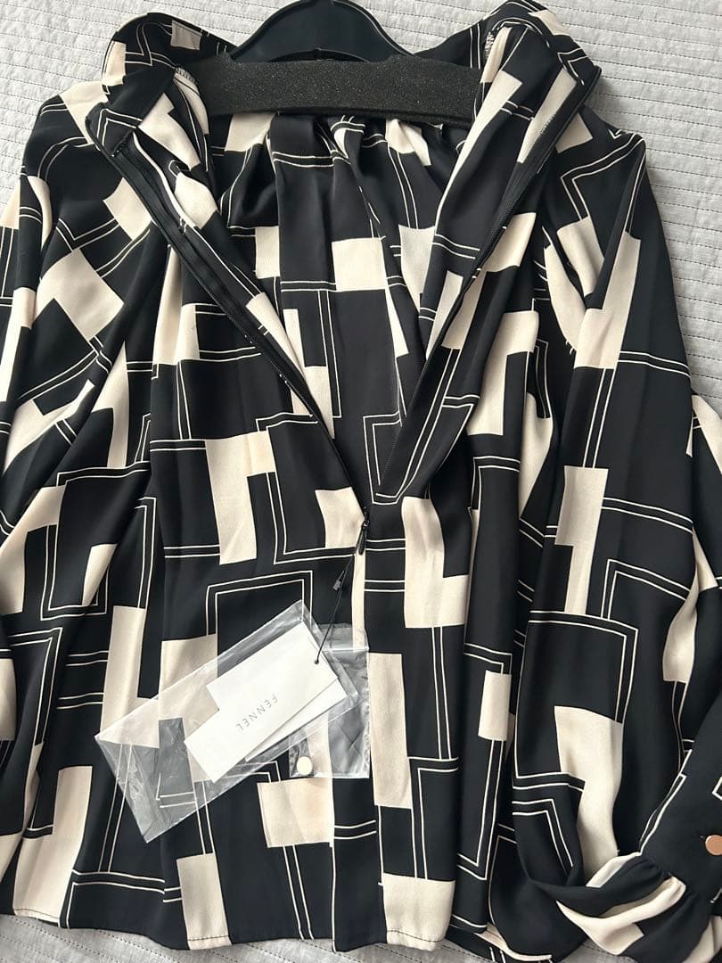 FENNELジオメトリックネックタックボリュームブラウス