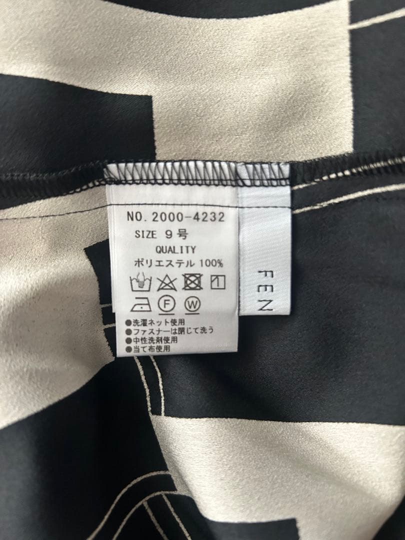 FENNELジオメトリックネックタックボリュームブラウス