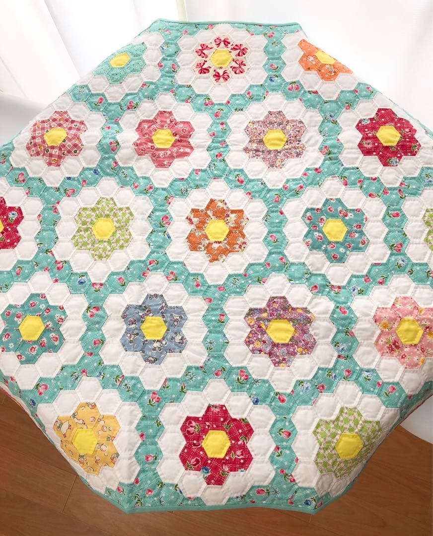 ☆ハンドメイド☆パッチワークキルト・ヘキサゴン・タペストリー・マット