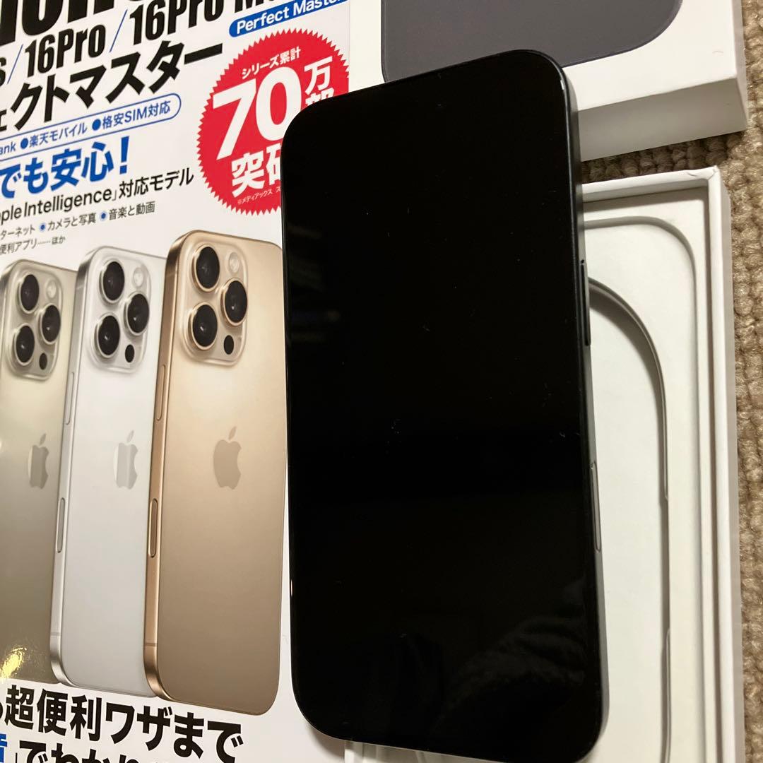 極美品IPhone 16. 128GBブラック　simフリ バッテリー100%、