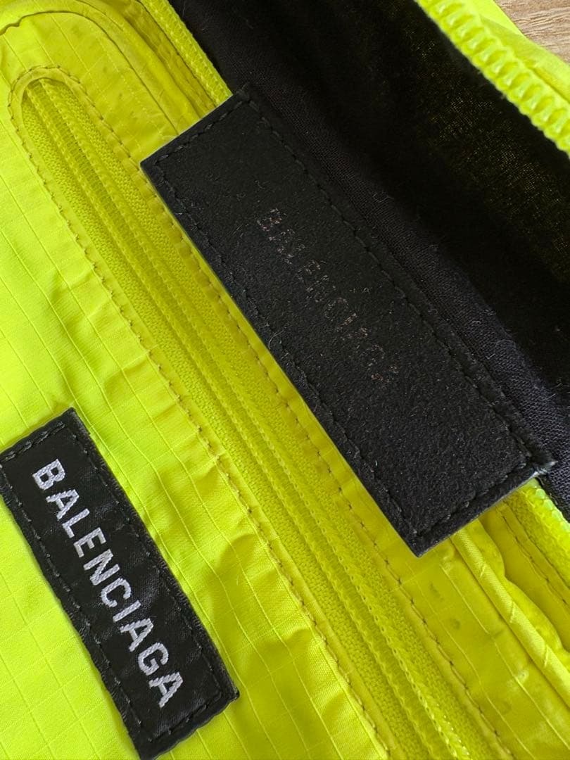 BALENCIAGA ネオンイエロー ボディバッグ