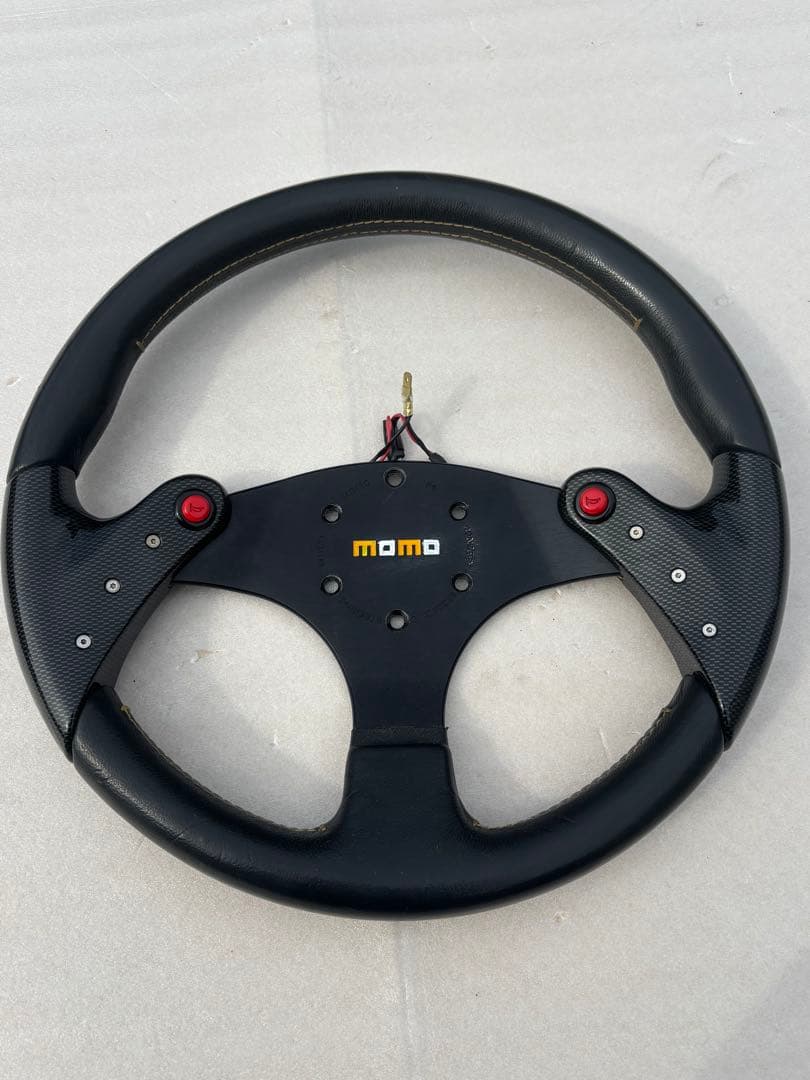momo ステアリング　Ｆ１タイプ　ホーンボタン2個タイプ