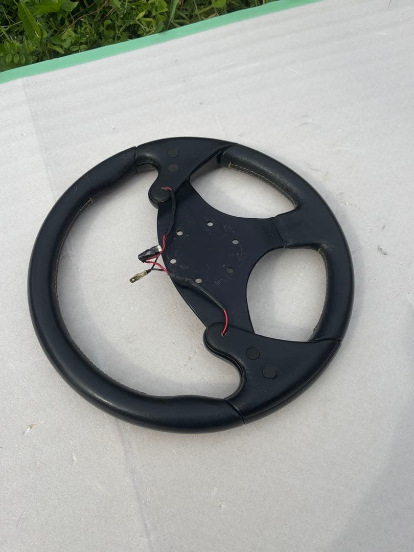 momo ステアリング　Ｆ１タイプ　ホーンボタン2個タイプ