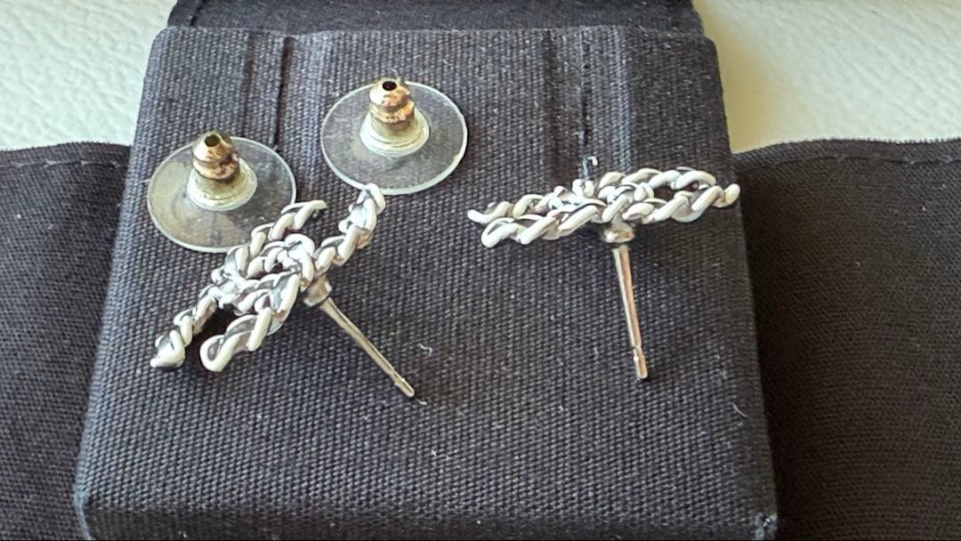 CHANEL シルバー ロゴデザイン ピアス