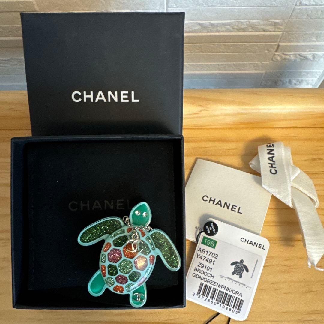 シャネル　CHANEL ブローチ　亀　ホヌ　ロゴ　チャーム