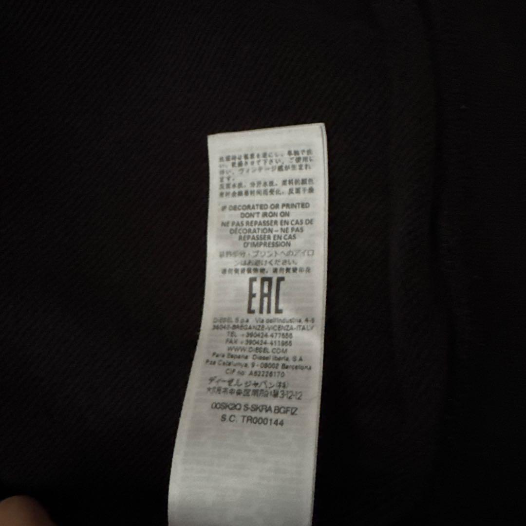 DIESELブラックパーカー フロントジップ付き