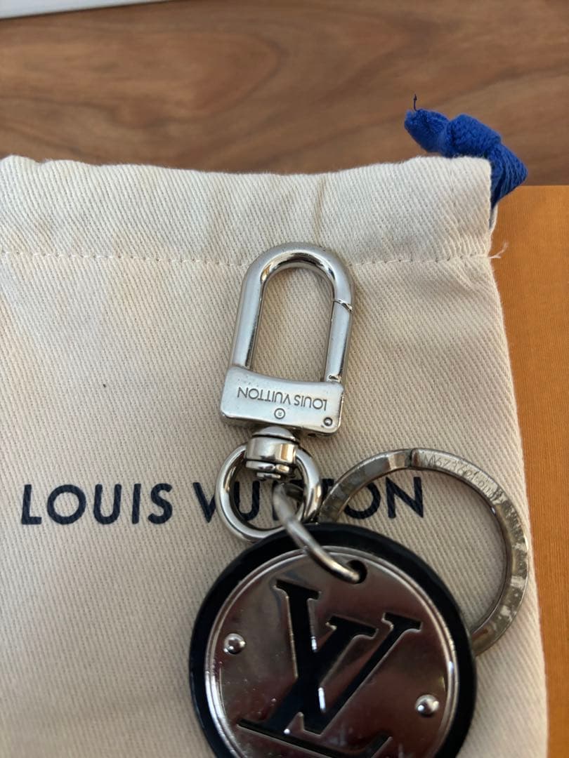 Louis Vuitton LVロゴ キーホルダー