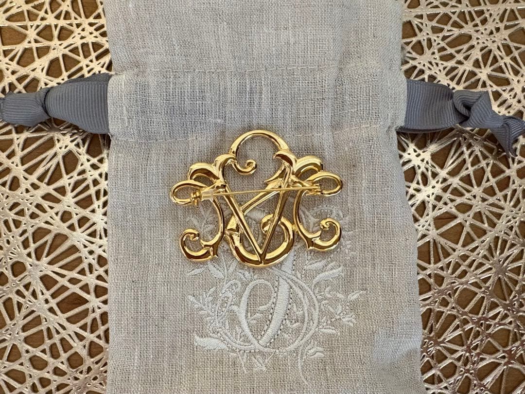 セブンテン　ロゴ　ブローチ