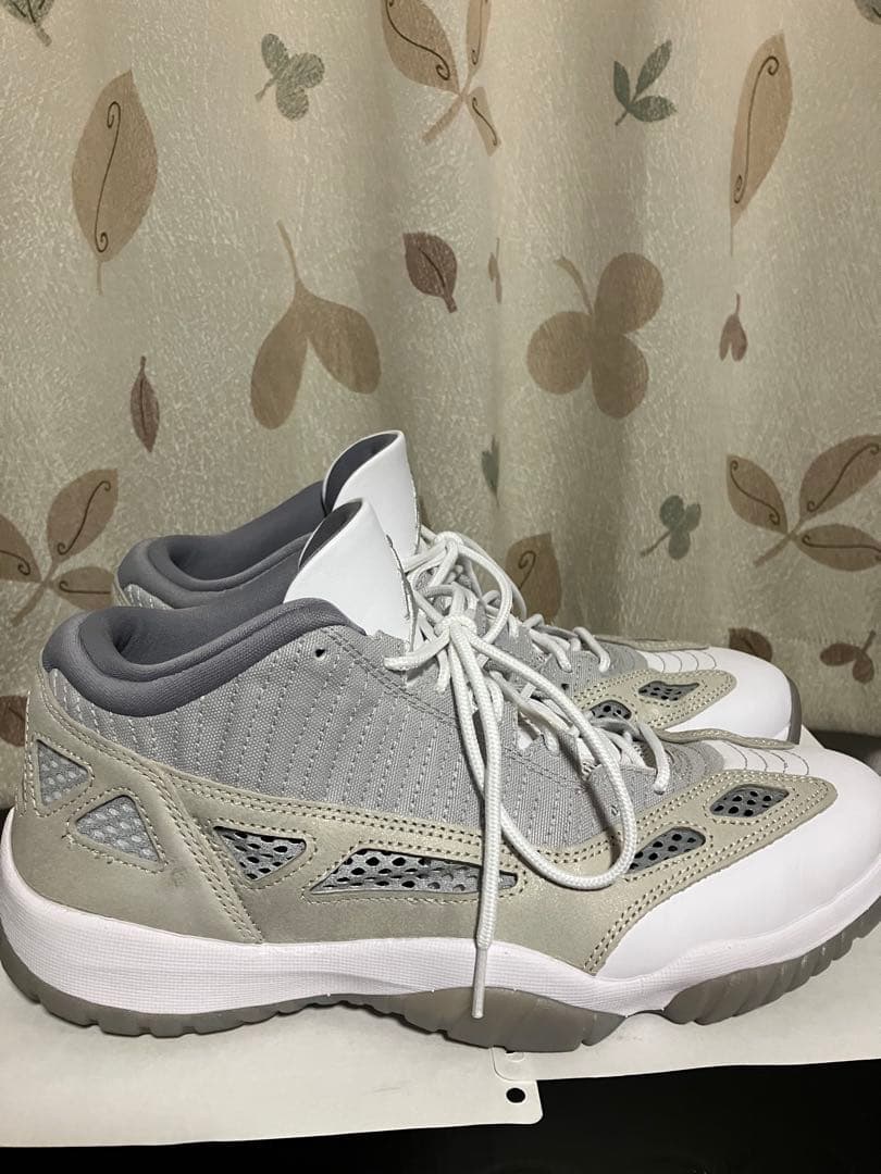 Air Jordan 11 ローカット　ホワイト/グレー