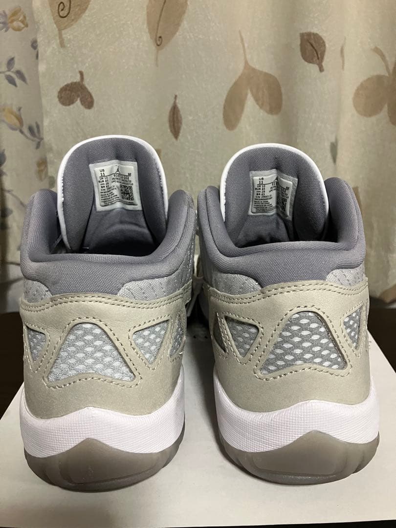 Air Jordan 11 ローカット　ホワイト/グレー
