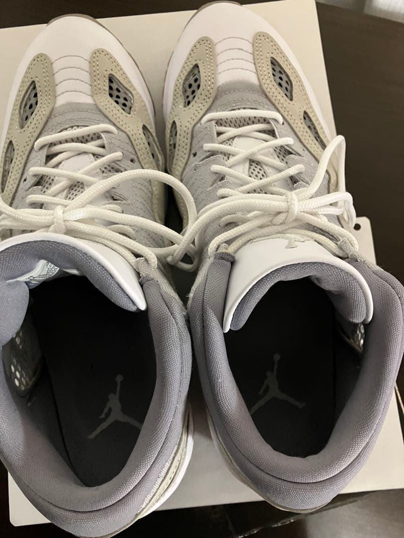 Air Jordan 11 ローカット　ホワイト/グレー