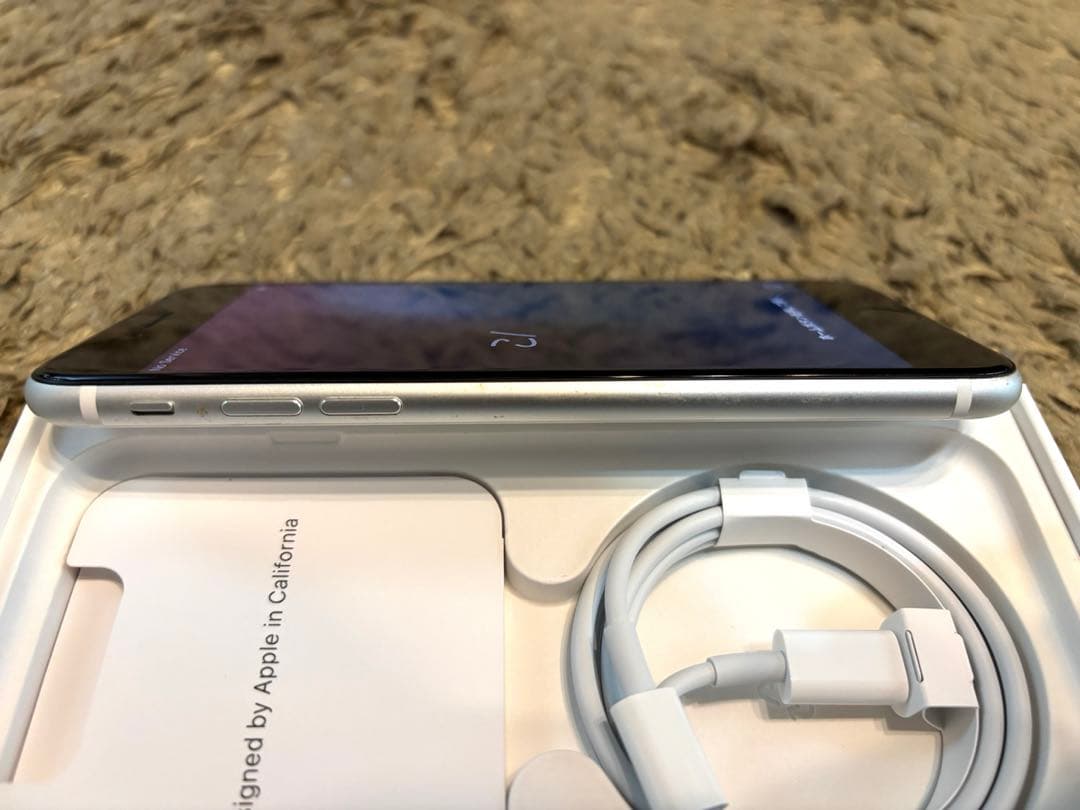 【美品】iPhone SE 第2世代 ホワイト 64GB 新品充電コード付き