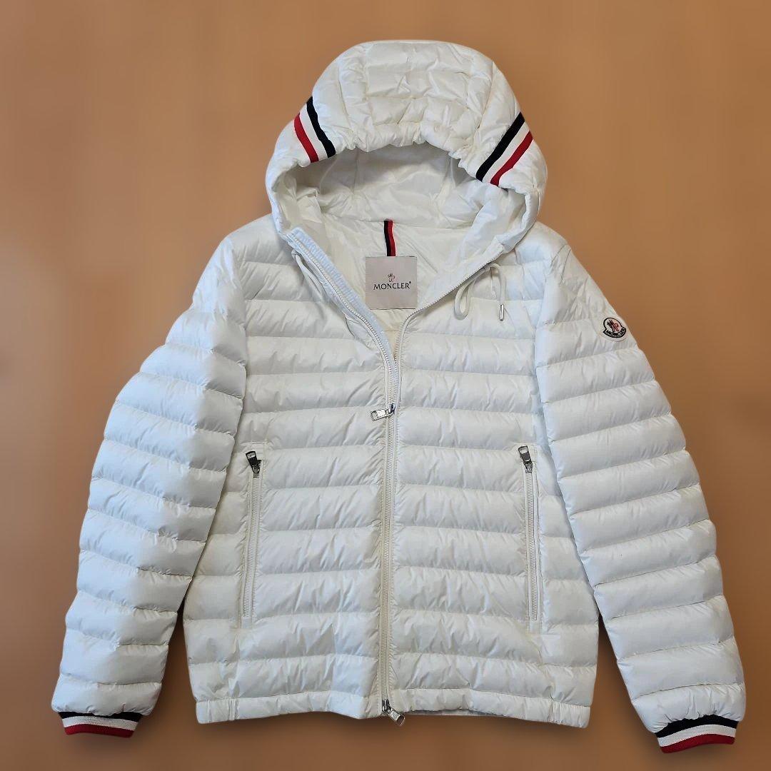 めぐママ　モンクレールGIROUXフード付きホワイトダウンジャケット