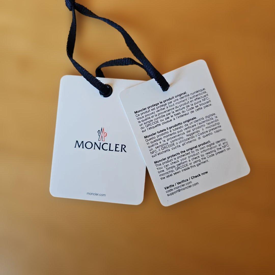 めぐママ　モンクレールGIROUXフード付きホワイトダウンジャケット