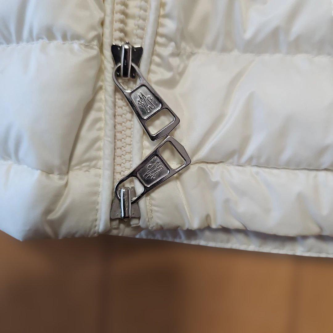 めぐママ　モンクレールGIROUXフード付きホワイトダウンジャケット