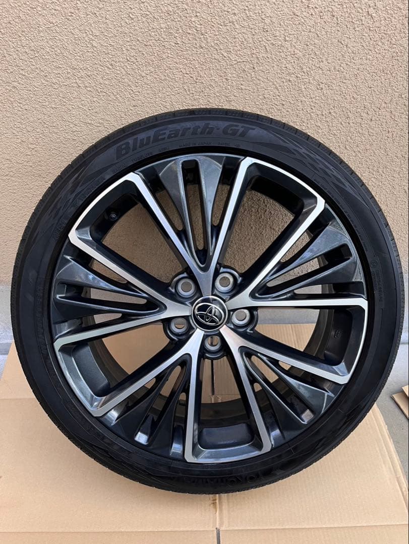 新型プリウス19インチ タイヤホイールセット