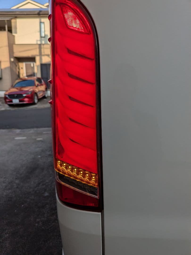 ハイエース　テールランプヴァレンティ