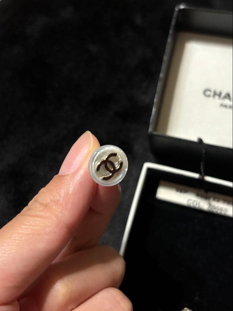 CHANEL 片耳用ピアス ホワイト