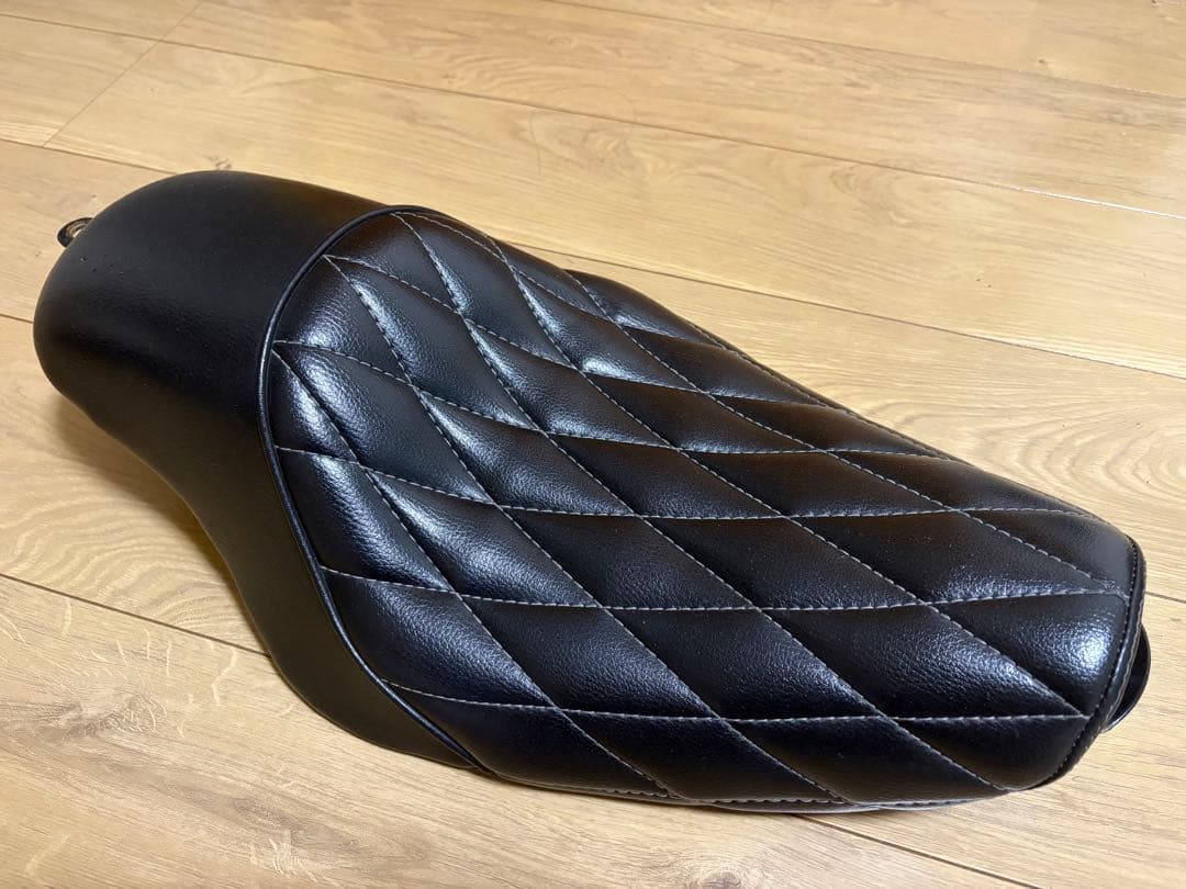 バイクシート ブラック ダイヤモンドステッチ