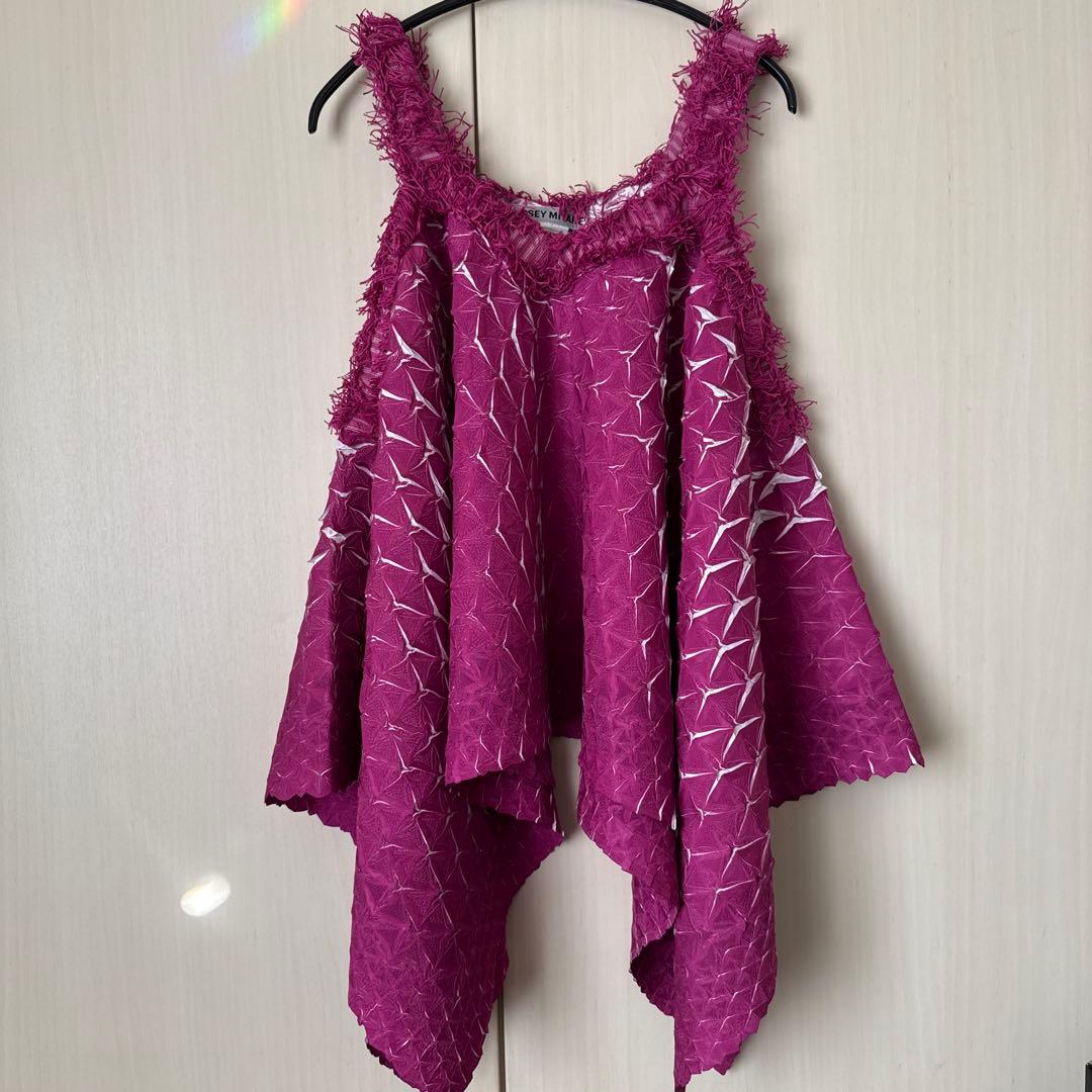 イッセミヤケ　ピンクパープル フリル付きキャミソール