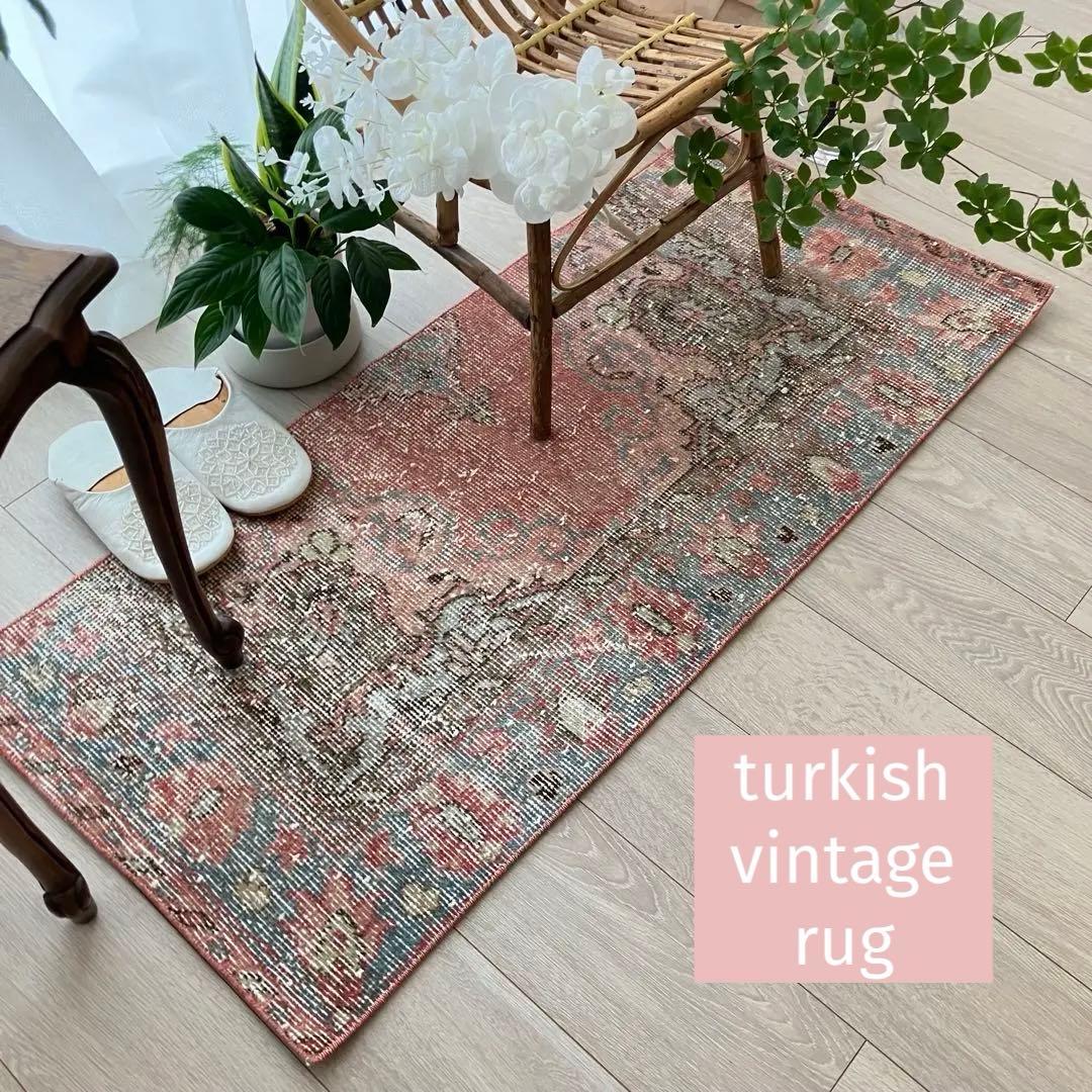 淡ピンクレッド✳︎50×110くすみブルーココの字フラワー　トルコヴィンテージラグ