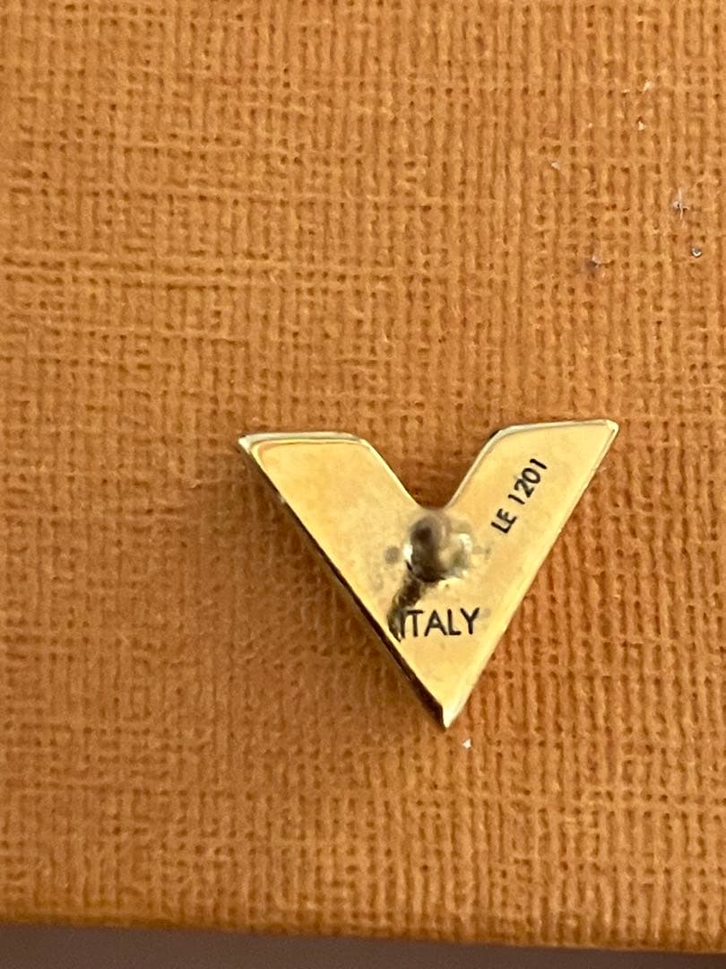 LOUIS VUITTON V字型ピアス(エッセンシャル片耳用)