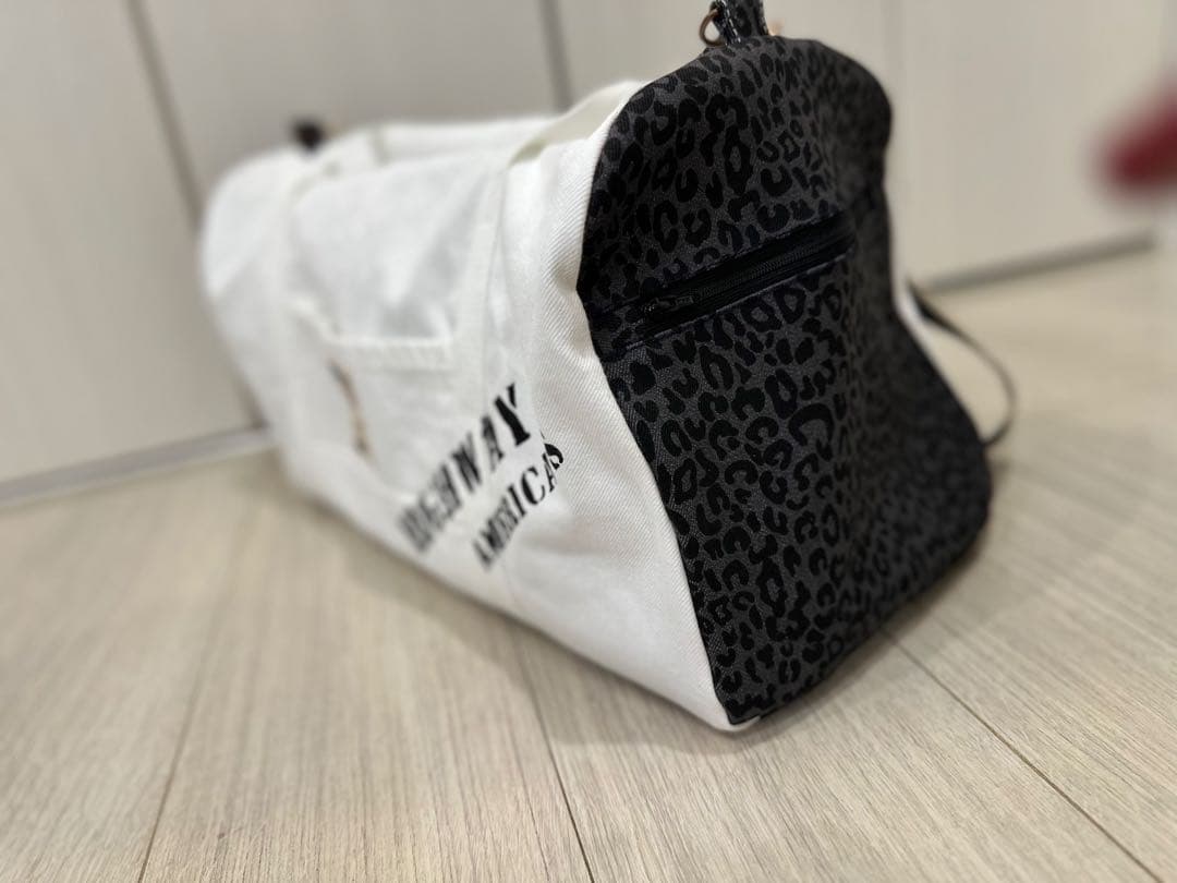 トラベルボストンバック　スポーツ、白色、デニムリメイクバック、パッチワークラグ