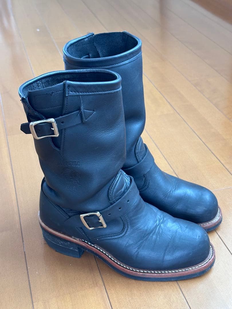 黒いレザーエンジニアブーツ