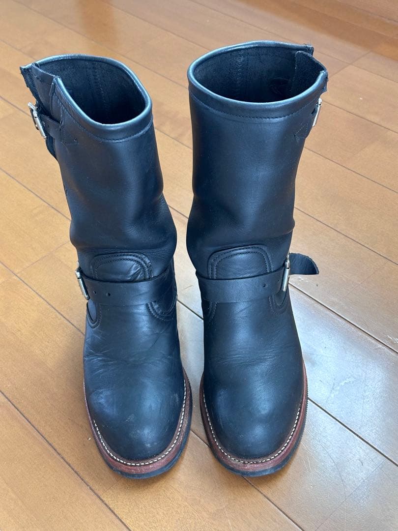 黒いレザーエンジニアブーツ
