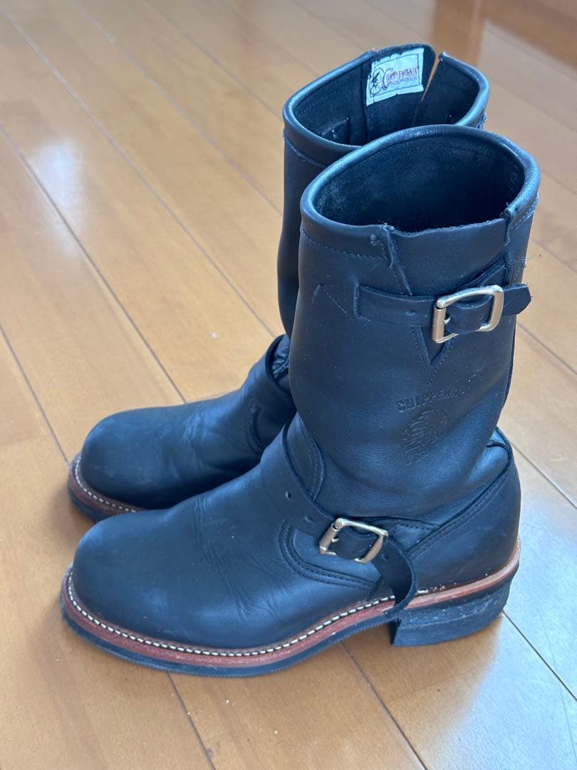 黒いレザーエンジニアブーツ