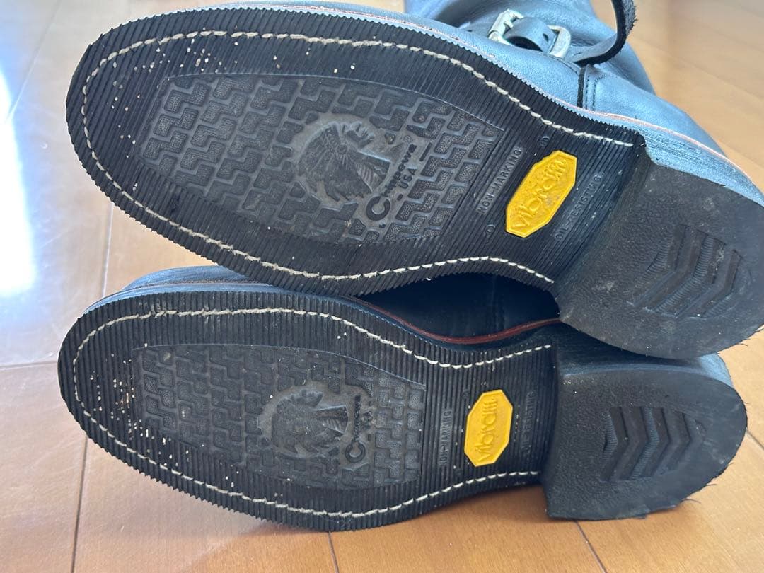 黒いレザーエンジニアブーツ