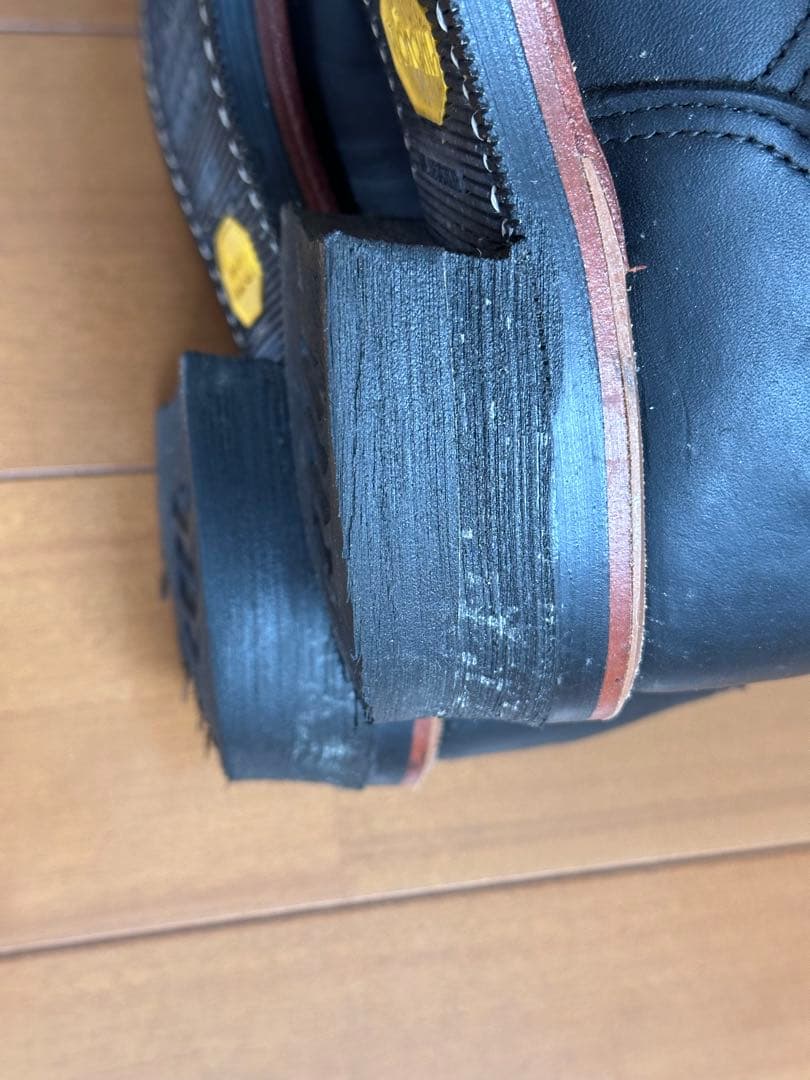 黒いレザーエンジニアブーツ