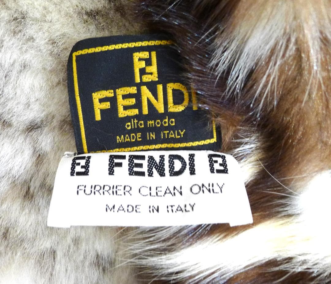 【FENDI】ブラウン＆ホワイト ウィーゼルFURスヌード未使用新品（専用箱付）