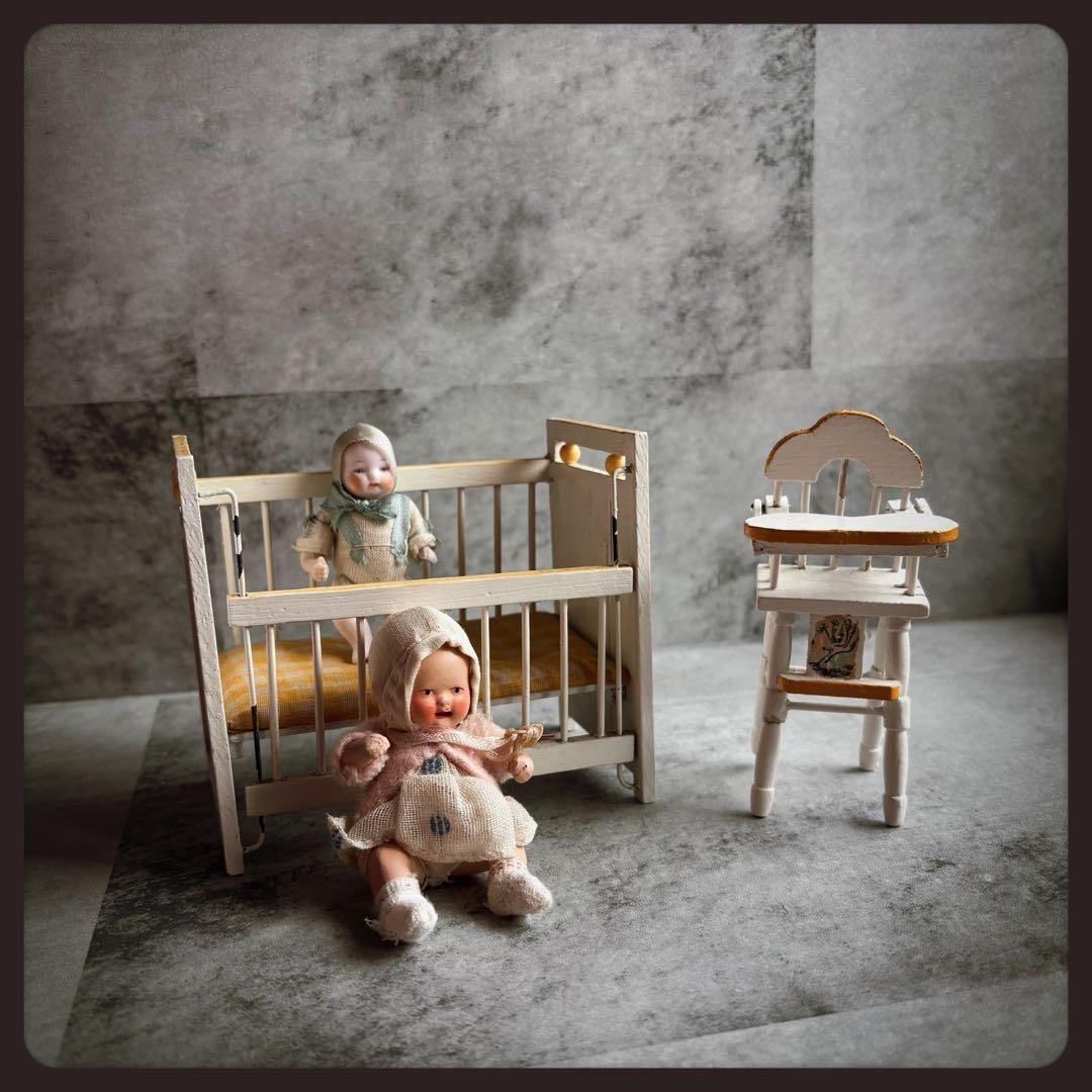 オールドヴィンテージ ベビーベッドとベビーチェア ベビービスクドール2体のセット