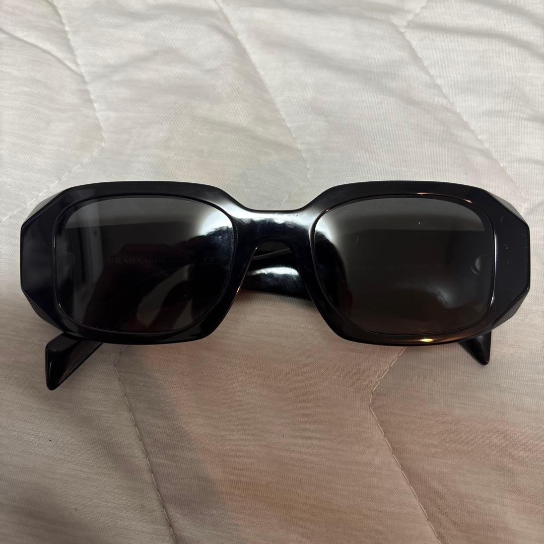【PRADA】スクエアサングラス シンボル ミラノ ケース付 SPR17W 黒