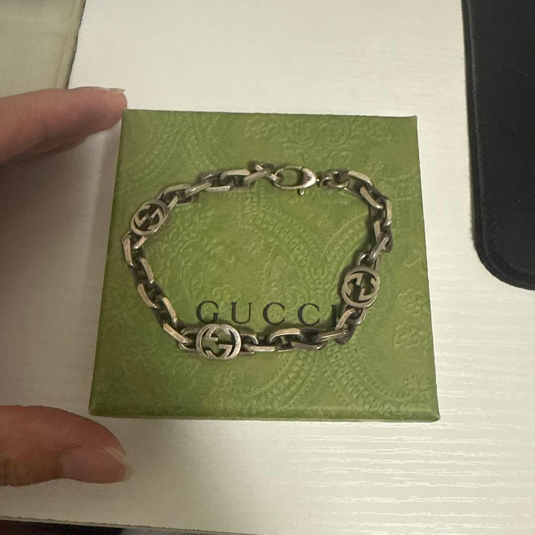 GUCCI シルバーブレスレット ロゴ入り