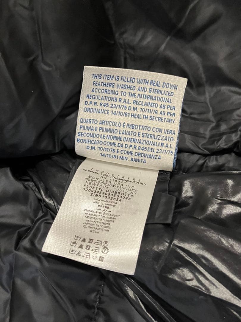 Moncler モンクレール　デザインの素敵なダウンジャケット