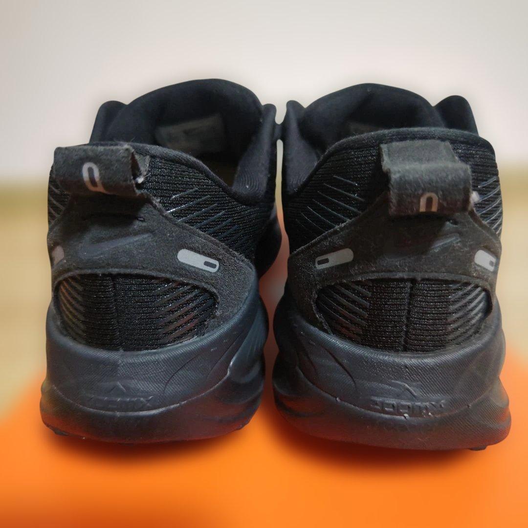 ナイキ　ボメロ18ブラック　25.5cm