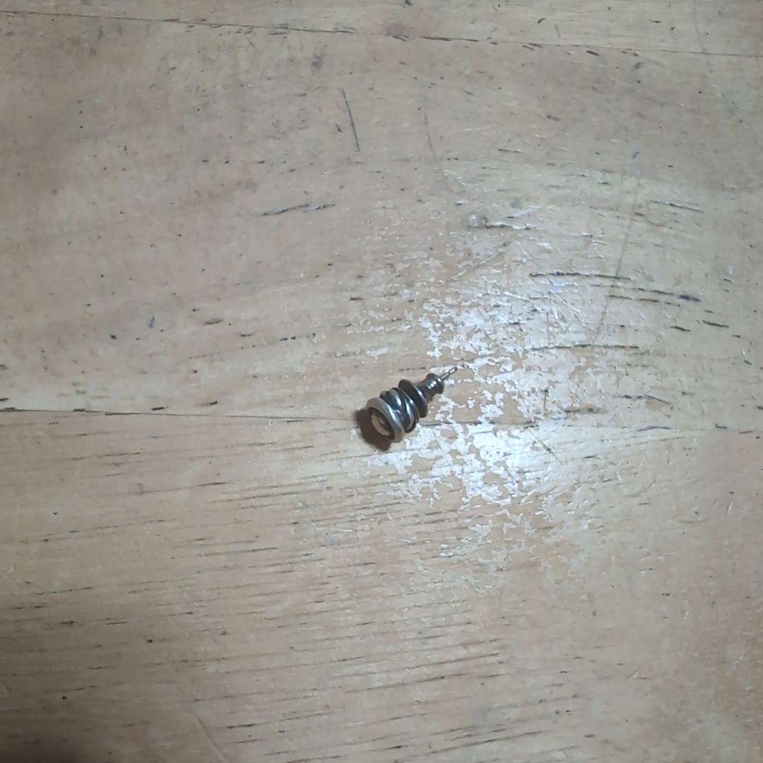 ロンワンズカーブドスタッドイヤリング