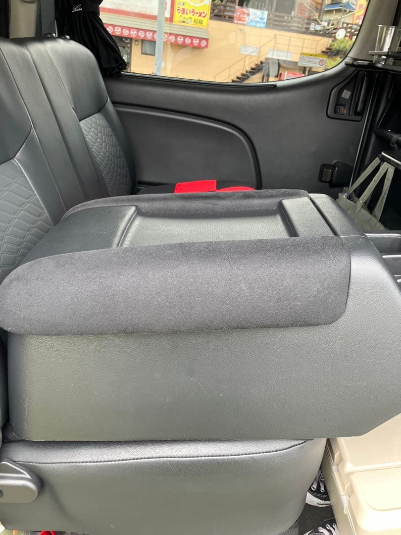 キャラバン純正コンソールボックス