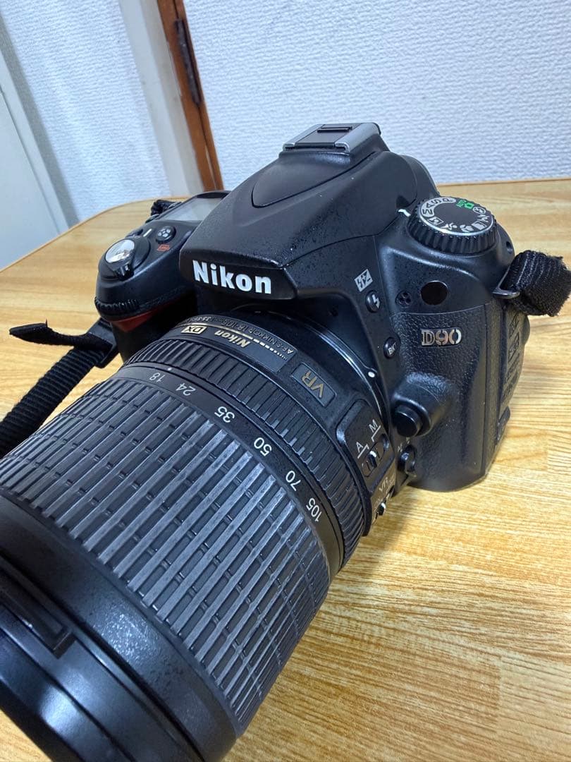 Nikonデジタル一眼レフカメラ、Nikonレンズ付き、液晶ディスプレイ搭載。
