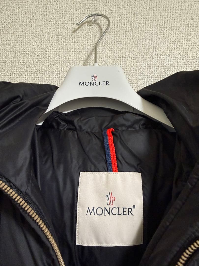 Moncler ブラック ダウンジャケット