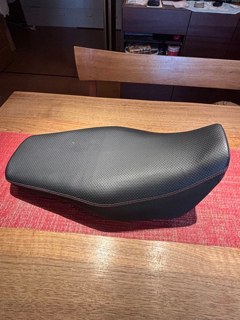 グロムJC61 キタコアイディアルシート　レッドステッチ