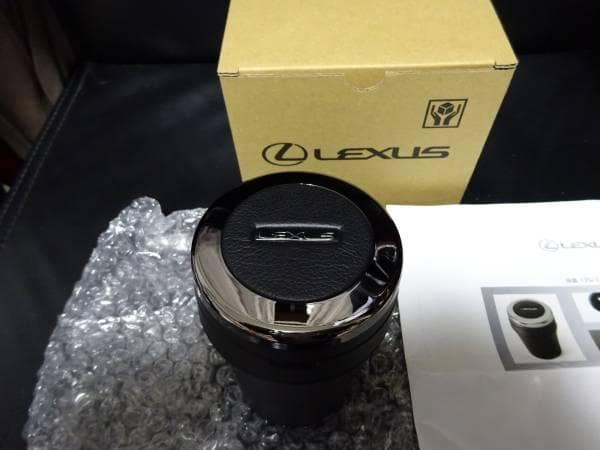 ＜レクサス純正＞正規新品LED点灯プレミアム仕様ロゴ入り 蓋本革仕上高級携帯灰皿