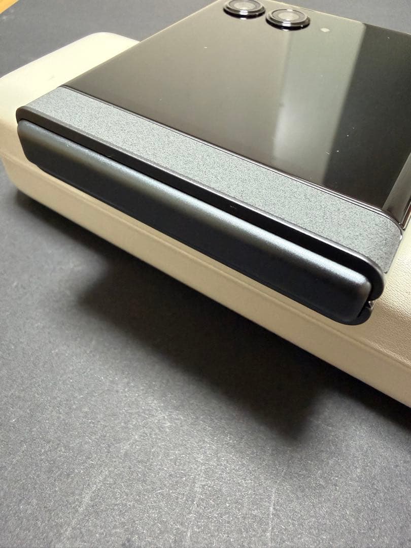 【美品】motorola razr 50 512GB コアラグレー