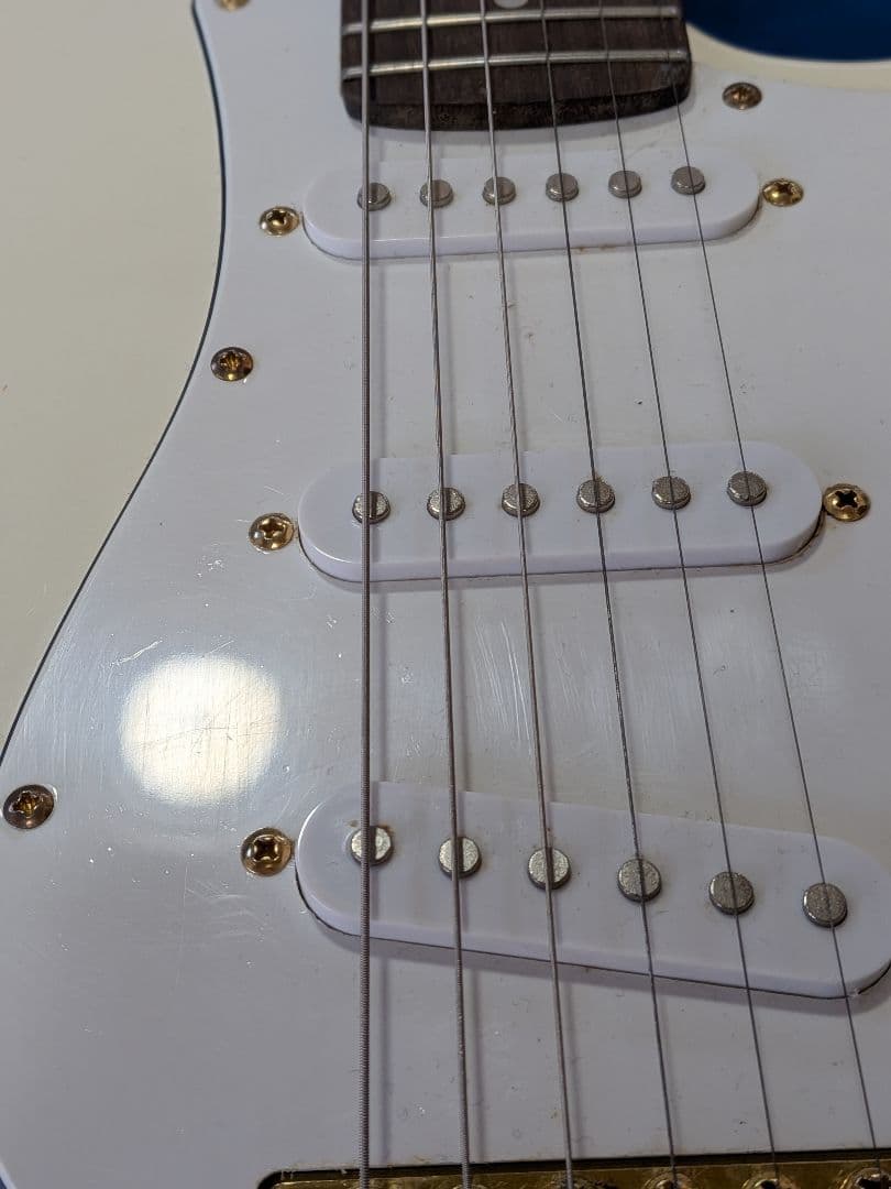 セルダーホワイトエレキギター ゴールドパーツ
