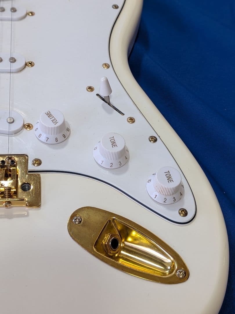 セルダーホワイトエレキギター ゴールドパーツ